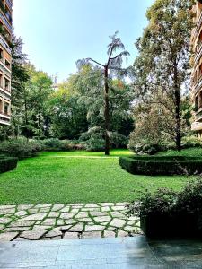 un parco con un sentiero in pietra nell'erba di Turati 3 a Milano