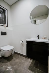 y baño con lavabo, aseo y espejo. en The Carrington Top Floor Luxury Apartment, en Ciudad del Cabo