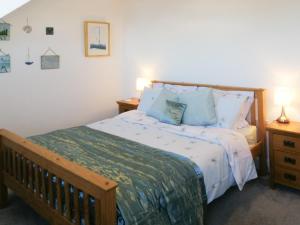 A bed or beds in a room at Cove Cottage