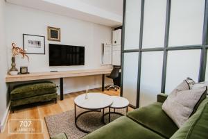 sala de estar con sofá y TV en The Carrington Top Floor Luxury Apartment, en Ciudad del Cabo
