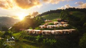 Mon JamPhu Morinn Cafe &Camping Monjam的山丘上度假村的空中景观