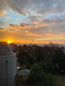 a view of the sunset from a house at 伊豆RONG in Ito