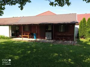 ein rotes Haus mit einem Hof davor in der Unterkunft Chatky a apartmány Pod starým orechom - camp in Veľký Meder