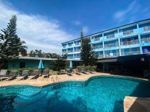 un hôtel avec une piscine, des chaises et un bâtiment dans l'établissement The Palace Aonang Resort, à Ao Nang Beach