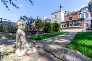 a statue of a woman sitting in a driveway at Fantastic 2BR flat wpriv Gdn, Crouch End in London