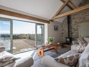 a living room with a couch and a table and a window at Long Barn - Ukc2870 in Baltonsborough