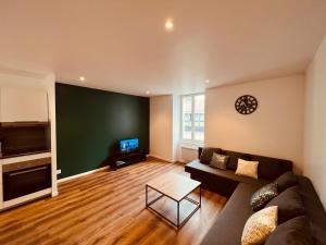 Saint-Florent-sur-CherにあるL'Escale en Amérique - Home Homyのソファとテレビのあるリビングルーム