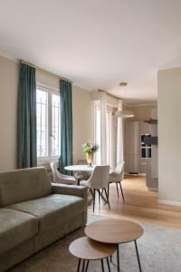 ein Wohnzimmer mit einem Sofa und einem Tisch in der Unterkunft Heart Milan Apartments Duomo District in Mailand