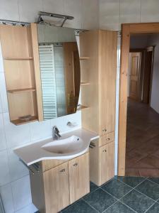 y baño con lavabo y espejo. en Ferienwohnung Bärfeld, en Fieberbrunn