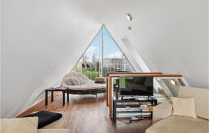 TørresøにあるAmazing Home In Otterup With 2 Bedrooms And Wifiのリビングルーム(大きな窓のある階段付)