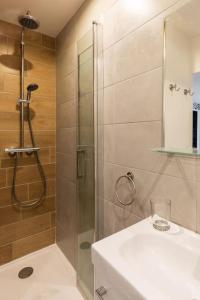 een badkamer met een douche, een toilet en een wastafel bij Le Flesselles - Hyper centre - Calme et cosy in Lyon