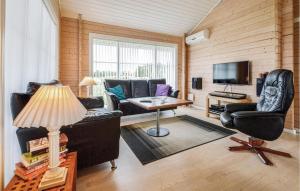 レムにあるAwesome Home In Skjern With 3 Bedrooms And Wifiのリビングルーム(ソファ、テーブル、テレビ付)