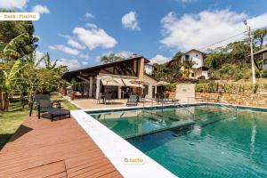 ein Bild eines Swimmingpools in einem Haus in der Unterkunft Triplex de luxo na Serra de Guaramiranga por Tactu in Guaramiranga