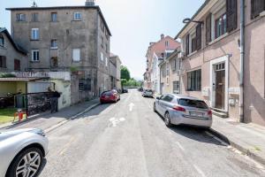 una strada con auto parcheggiate sul lato della strada di Proche Technopole: lit double - fibre - lave-linge a Grenoble
