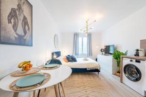 een kamer met een bed en een tafel met borden erop bij Proche Technopole: lit double - fibre - lave-linge in Grenoble