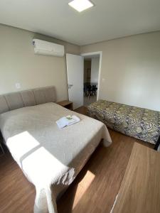 a small room with a bed at 4 Apartamentos amplos e novos, 86m e 45m, excelente localização, garagem, 350Mb de internet in Bento Gonçalves
