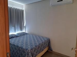 une petite chambre avec un lit et une fenêtre dans l'établissement Charmoso apto villamares, à Luis Correia