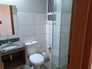 une salle de bain avec toilettes, lavabo et douche dans l'établissement Charmoso apto villamares, à Luis Correia
