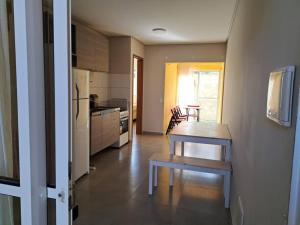 une cuisine avec une table et une table dans l'établissement Charmoso apto villamares, à Luis Correia