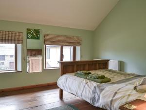 a bedroom with a bed with two green walls at Gardeners Cottage - Ukc4299 in Littleham