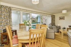 een eetkamer en een woonkamer met een tafel en stoelen bij 3 Harbour Strand in Bembridge