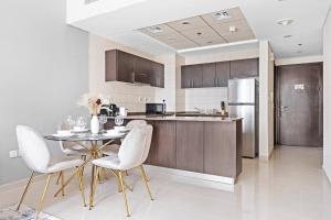 Kuchyň nebo kuchyňský kout v ubytování StoneTree - Modern 1 BR Apartment in Dubai Marina