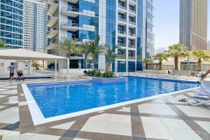 Bazén v ubytování StoneTree - Modern 1 BR Apartment in Dubai Marina nebo v jeho okolí