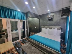 ein Schlafzimmer mit einem Bett und ein Badezimmer mit einer Badewanne in der Unterkunft Poet Palace Bucharest in Bukarest