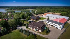 eine Luftaufnahme eines großen Gebäudes mit einer Kirche in der Unterkunft Hotel i Restauracja Borowianka in Ostrowo