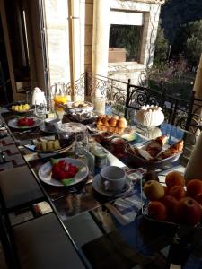 una mesa llena de comida en una mesa en les arbousiers, en Céret