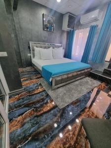 um quarto com uma cama e piso em mármore em Poet Palace Bucharest em Bucareste