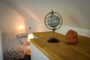a globe on top of a wooden table in a bedroom at Rooms De Voerman in Ieper