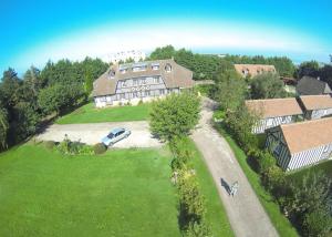 - une vue aérienne sur une grande maison avec une allée dans l'établissement Golf Hotel, au Tréport