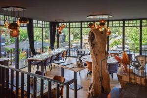 Rooms De Voerman في إبير: مطعم بطاولات وكراسي ونوافذ