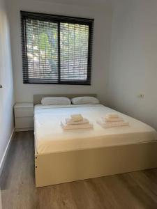 1 dormitorio con 1 cama con 2 toallas en Holiday home Salou, en Salou