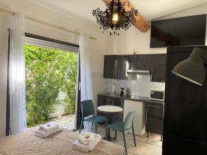 una cucina con letto, tavolo e sedie di Maison Blue Palm Aix en Provence ad Aix en Provence