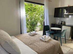 una camera da letto con un letto e asciugamani sopra di Maison Blue Palm Aix en Provence ad Aix en Provence