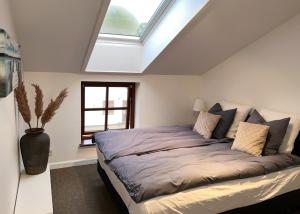 a bedroom with a large bed with a skylight at DreamCenter Ballerup Boulevard in Ballerup