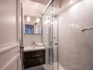 Kúpeľňa v ubytovaní Grand appartement avec terrasse face au Mont-Blanc, parking et WiFi - FR-1-343-173