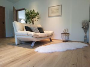 A seating area at Appartement Waldzauber