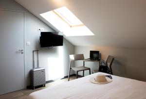 - une chambre avec un lit et une lucarne dans l'établissement ibis budget Lunel Porte de Camargue, à Aimargues