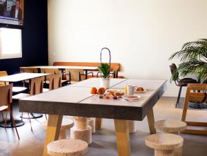 - une table avec des fruits dans la chambre dans l'établissement ibis budget Lunel Porte de Camargue, à Aimargues