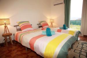 2 camas individuais num quarto com uma janela em La maison verd'O Sisteron em Sisteron