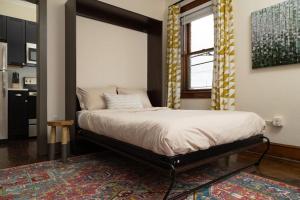Un pat sau paturi într-o cameră la Luxury Multi-unit Historic Building Near Downtown
