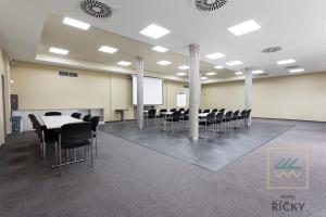 - une salle de conférence avec des tables et des chaises dans l'établissement Wellness Hotel Říčky, à Říčky