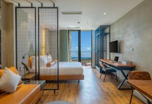 峴港的住宿－Taiyo Hotel & Apartment，配有一张床和一张书桌的酒店客房