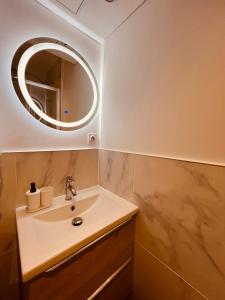 W łazience znajduje się umywalka i lustro. w obiekcie Le Refuge Incas w mieście Saint-Florent-sur-Cher