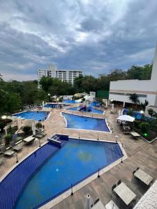 an overhead view of a pool at a resort at Flat Super Luxo - Rio Quente - Acesso Ao Rio in Rio Quente