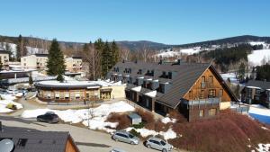 eine Luftansicht eines großen Hauses im Schnee in der Unterkunft Wellness Hotel Říčky in Říčky