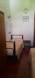 ein Schlafzimmer mit 2 Betten und einem Bild an der Wand in der Unterkunft Appartamento Camera Da Stefy in Bastia Umbra